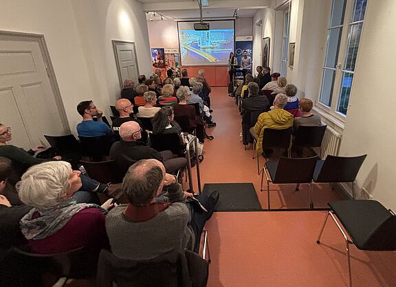 Vor interessiertem Publikum berichtete in Baden-Baden der Autor über seine Radreise zu den "Cycling Cities"