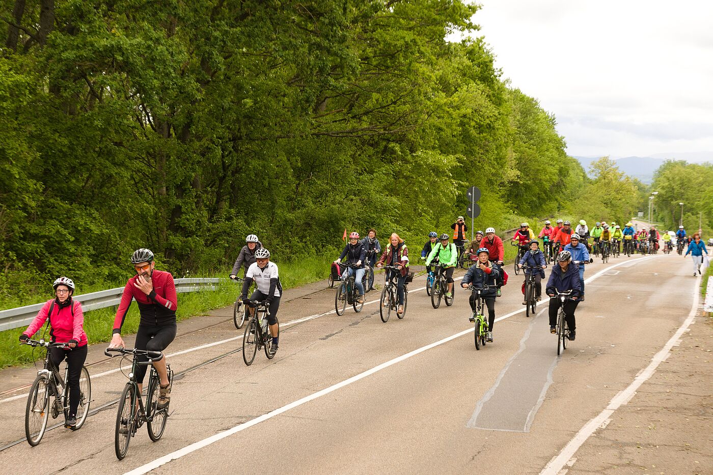 Knapp sechzig Demonstranten auf dem Weg zur Wintersdorfer Brücke
