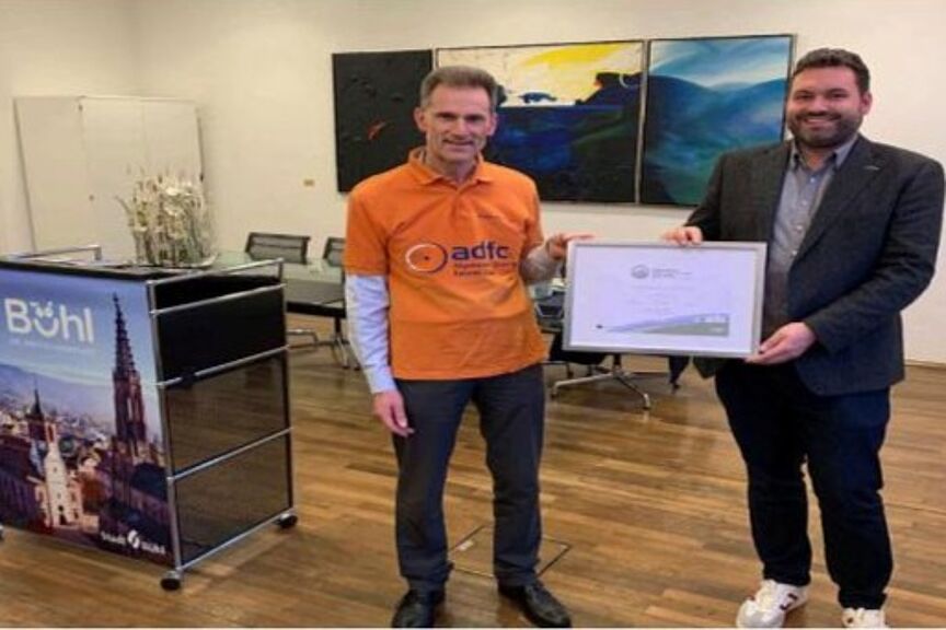 Bühl fahrradfreundlich Ralph Neininger (links) überreicht Oberbürgermeister Matthias Bauernfeind das Silber-Zertifikat "Fahrradfreundlicher Arbeitgeber".