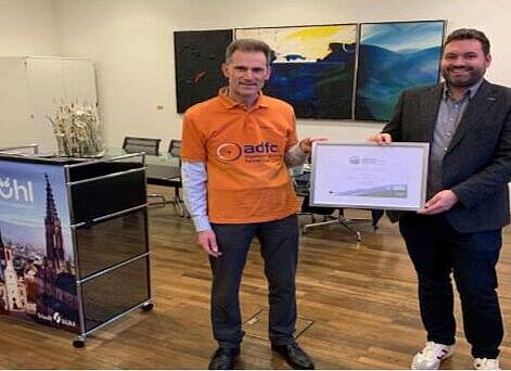 Ralph Neininger (links) überreicht Oberbürgermeister Matthias Bauernfeind das Silber-Zertifikat "Fahrradfreundlicher Arbeitgeber".