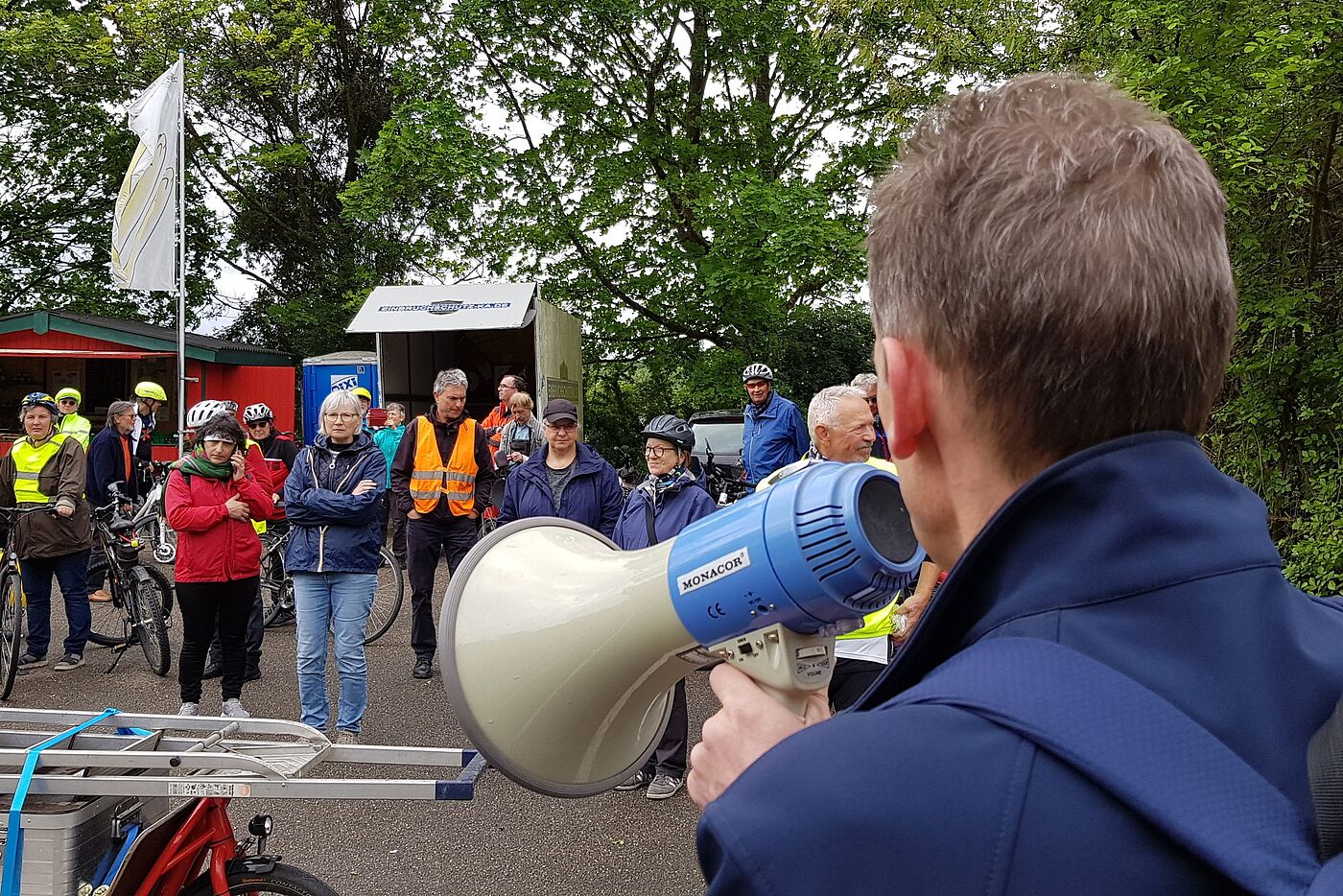 Ralph Neininger, Kreisvorsitzender ADFC Baden-Baden, erläutert die Forderung nach sicheren Querungen des Rheins