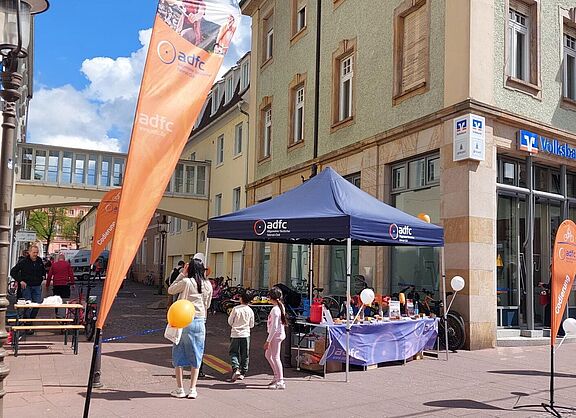 Infostand und Fahrrad-Parcours für Kinder