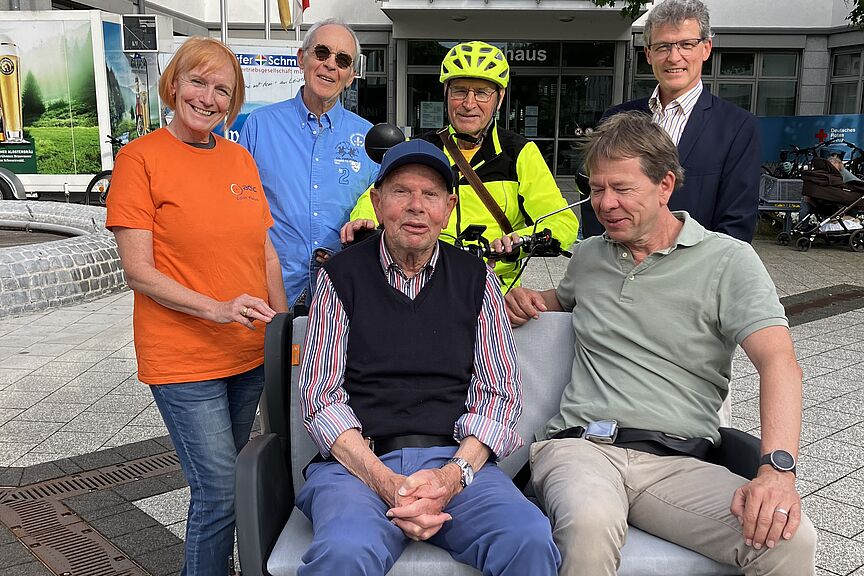 Rikscha Sinzheim 1 Bereit zur Jungfernfahrt: Rikscha in Sinzheim