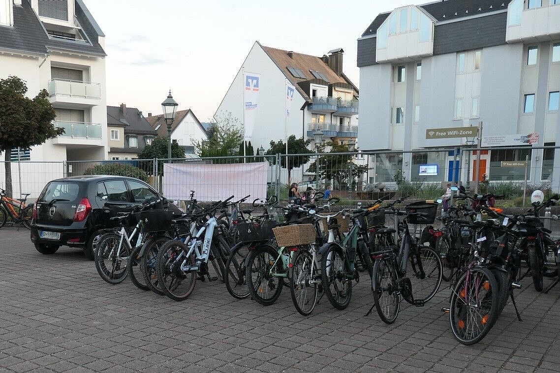 Ein vierrädriges Gefährt unter lauter Zweirädern