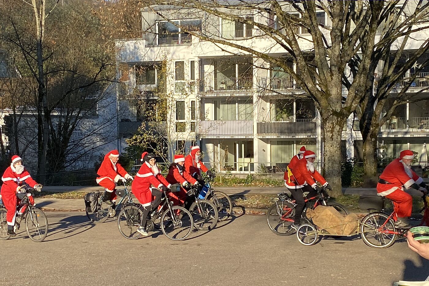 Anfahrende Weihnachtsmänner und -frauen üben schon mal den Ruf: Ho-Ho-Ho!