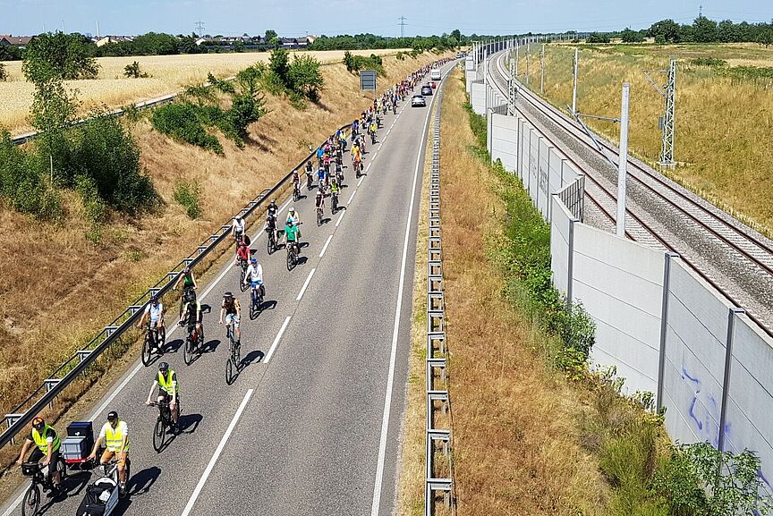 Demo Titelbild Die Reihe der Rad-Demonstranten zieht sich bis zum Horizont