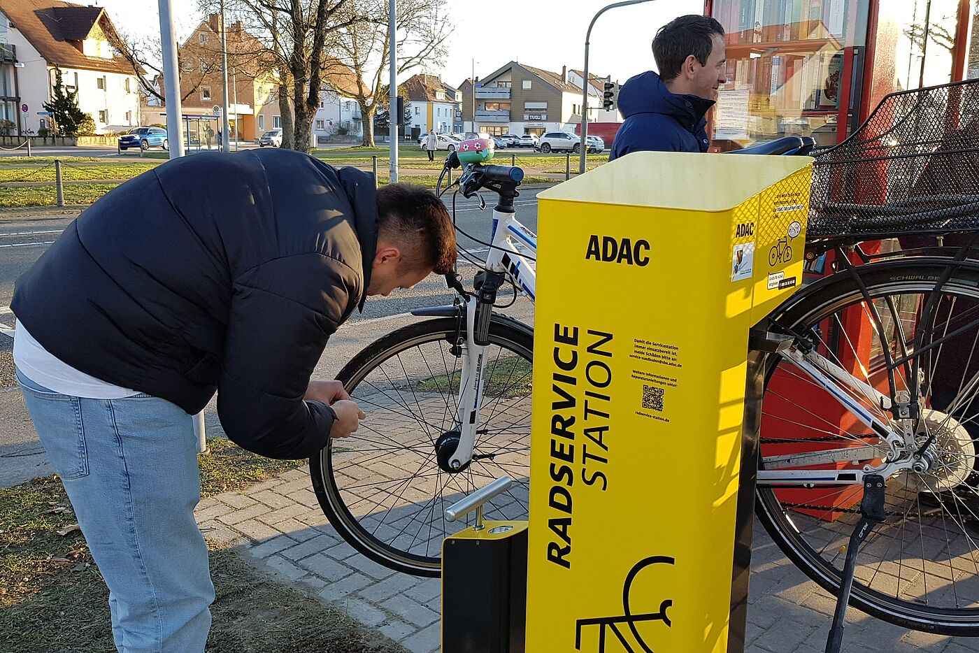 Die Radservice-Station wurde von den ersten Nutzern in Betrieb genommen.