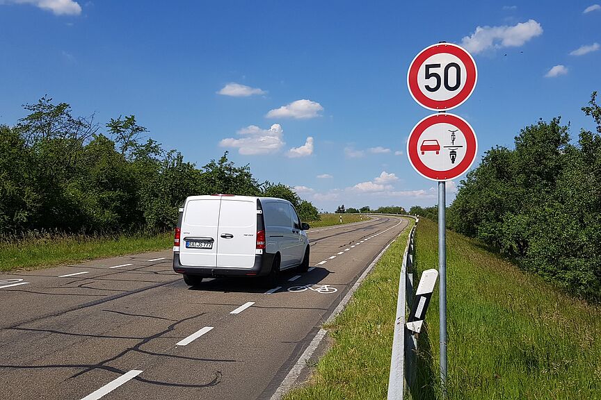 Schild 277.1 Schild 277.1 bedeutet Überholverbot von einspurigen Fahrzeugen