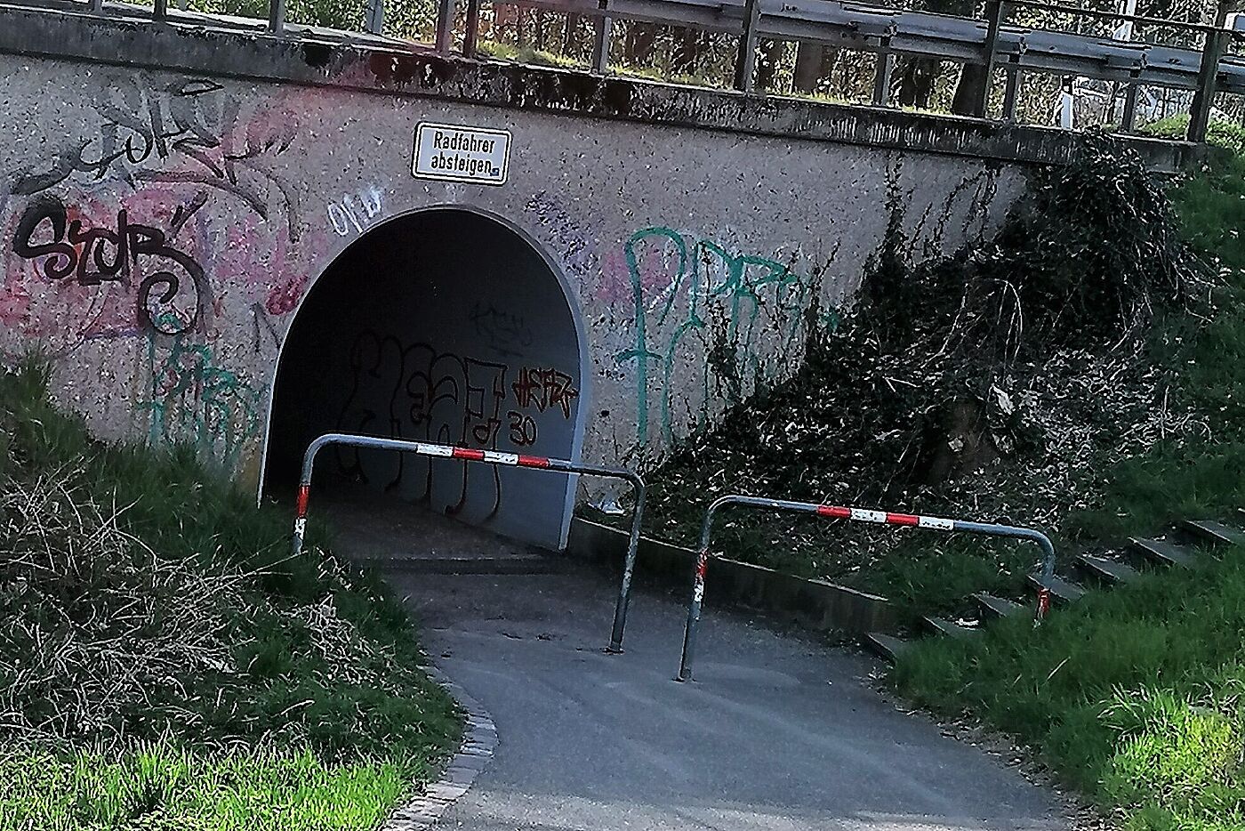 Bügel ungeeignet für Kinderanhänger und Lastenräder