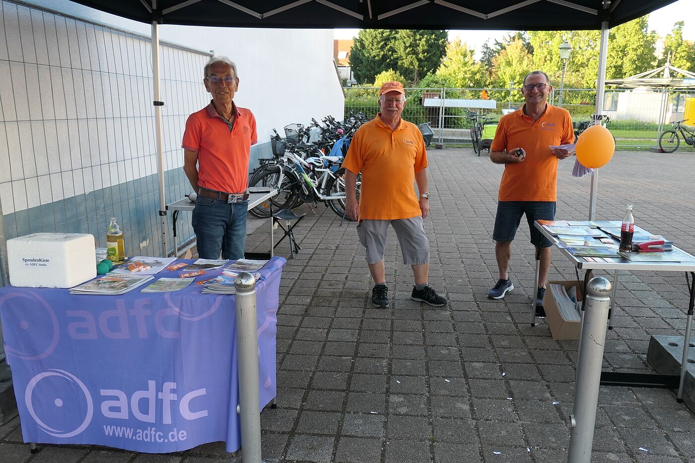 Aktive des ADFC bewachen den Abstellplatz für Fahrräder in Bühl