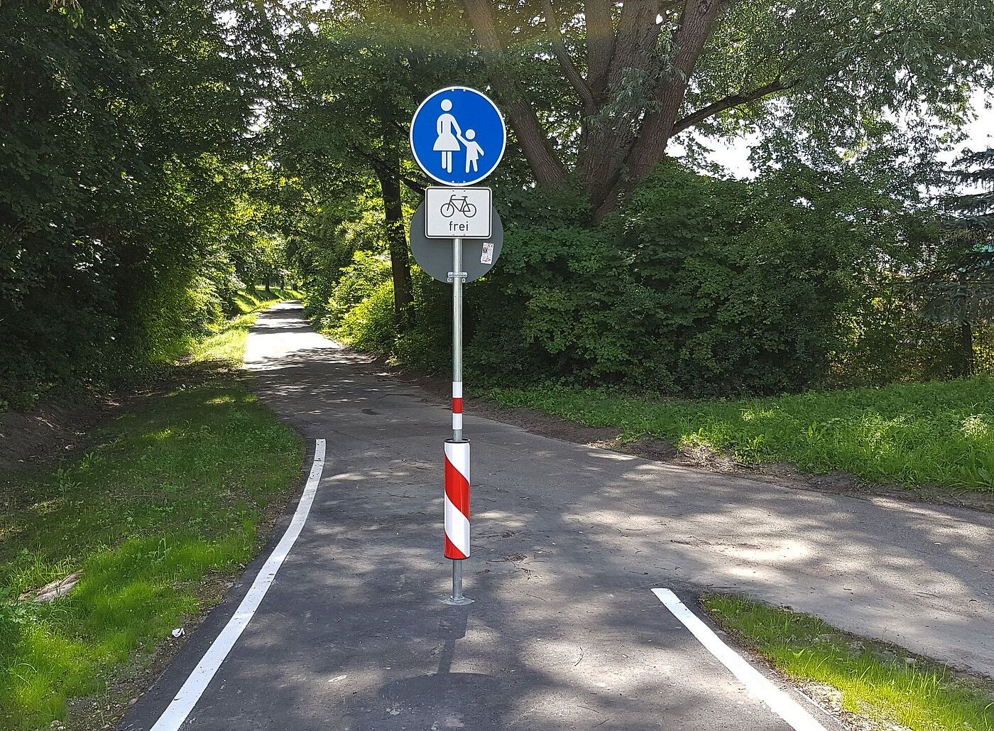 Ende des kurzen Radwegs mit Pfosten