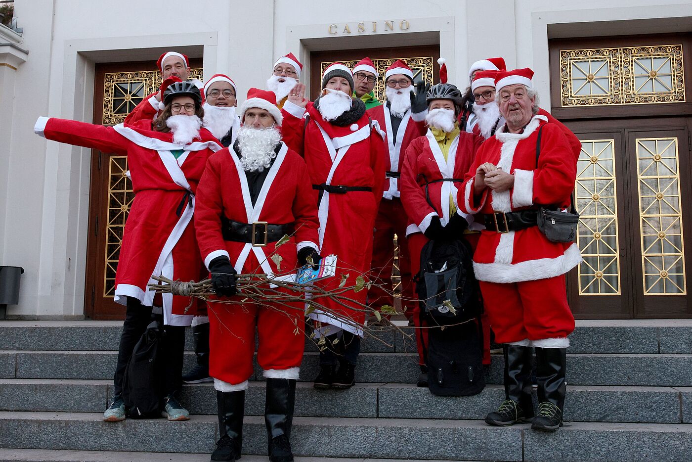 Weihnachtsmänner und -frauen vor dem Casino in Baden-Baden: Neue Geldquelle für den ADFC?