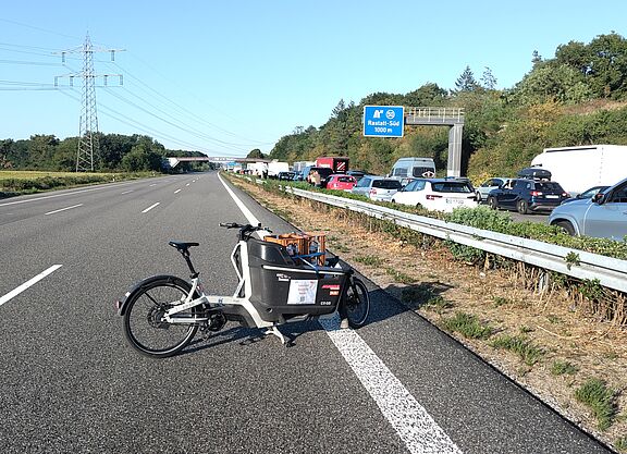 Lastenrad des ADFC bringt kostenloses Trinkwasser für die hitzegeplagten Autofahrer.