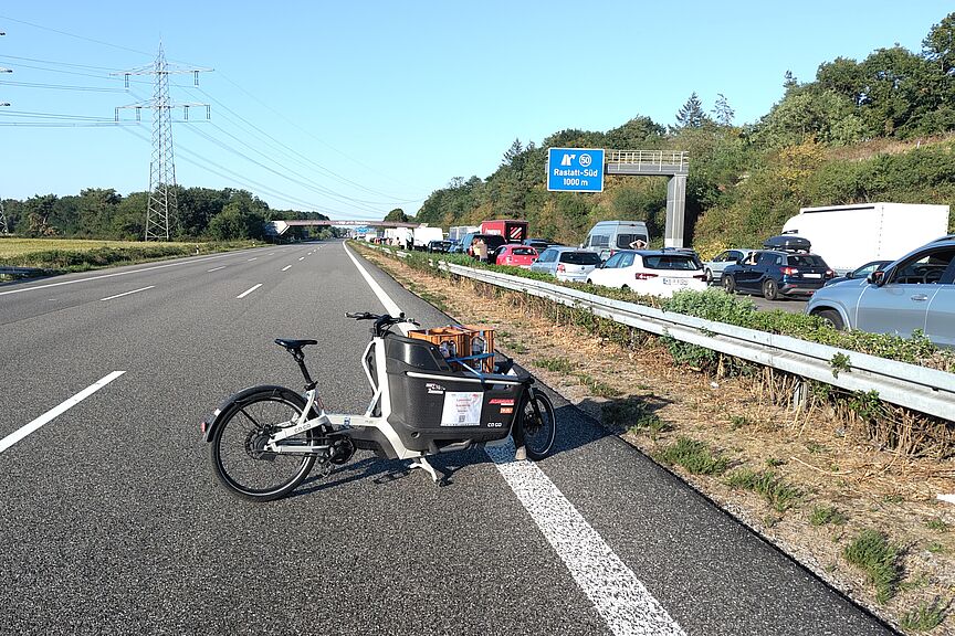 Bild2 Lastenrad des ADFC bringt kostenloses Trinkwasser für die hitzegeplagten Autofahrer.