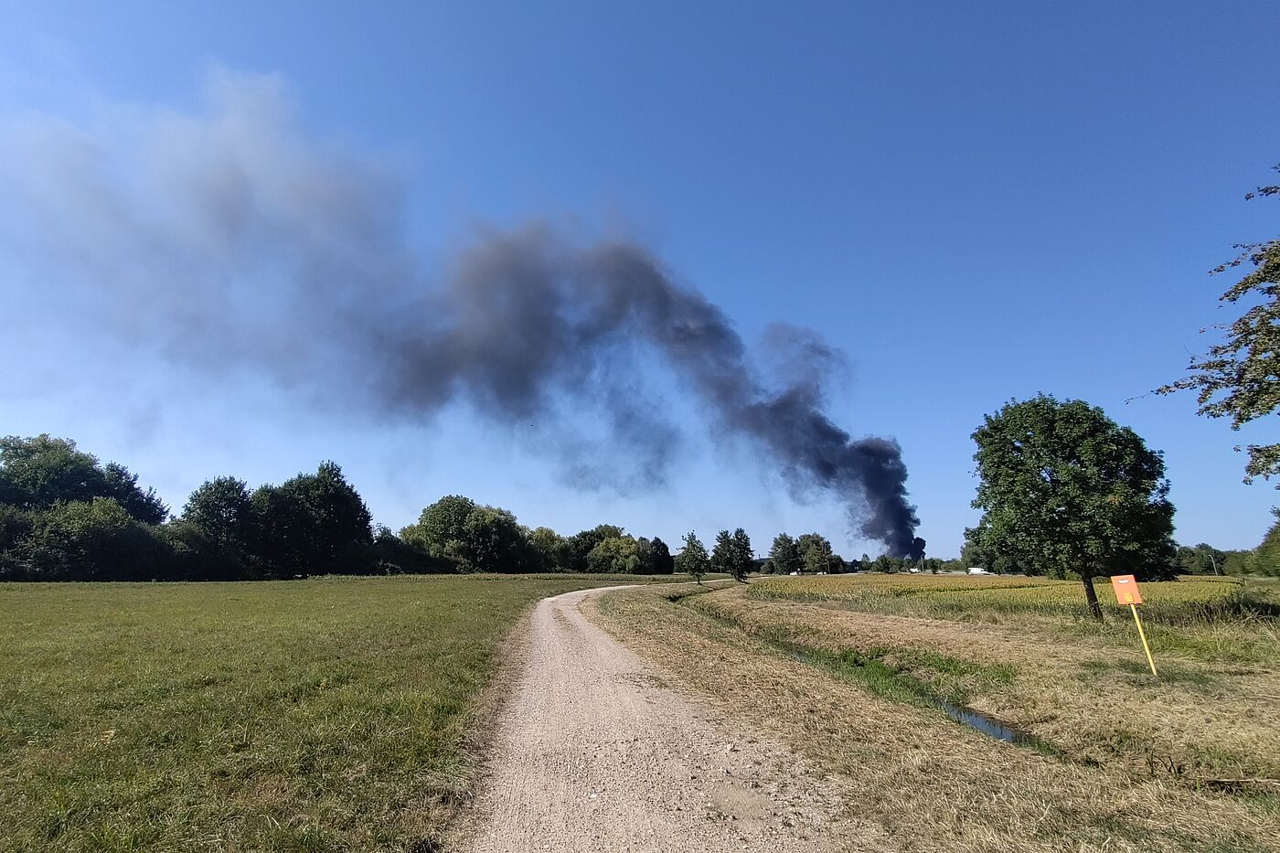 Rauchschwaden weisen den Weg zur Autobahn.