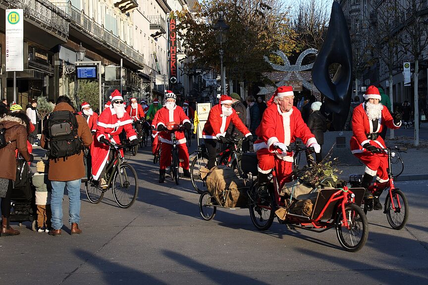 2023 Baden-Baden Leo Weihnachtsmänner und -frauen per Fahrrad auf dem zentralen Leopoldsplatz in Baden-Baden