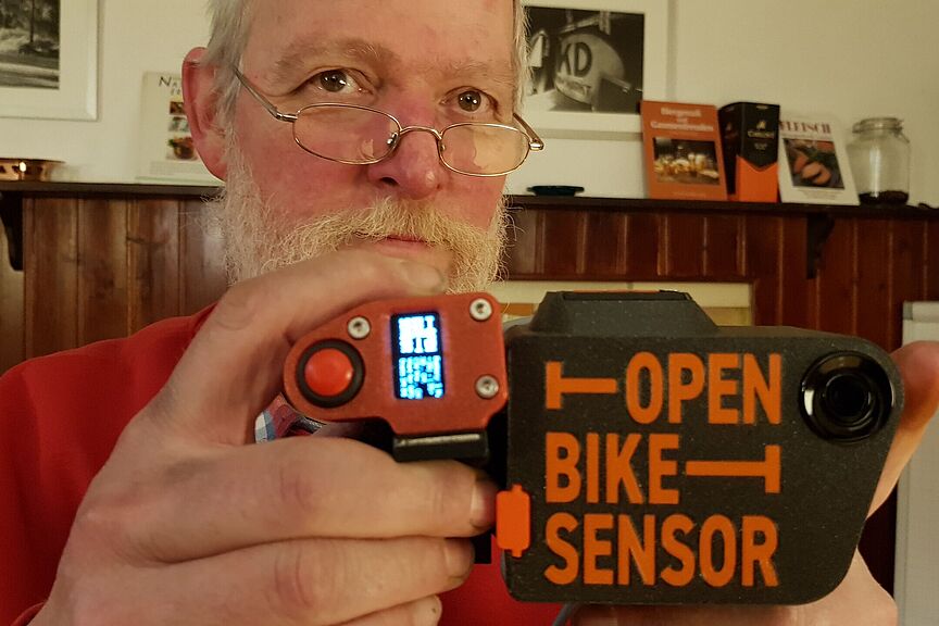 Robert Stephan zeigt den Sensor Open Bike Sensor