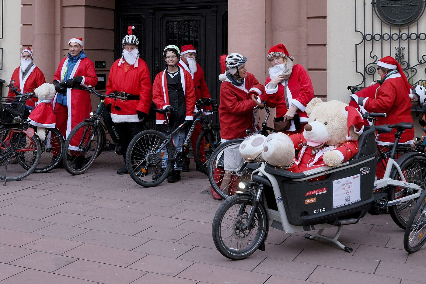 Weihnachtsmann mit Bär