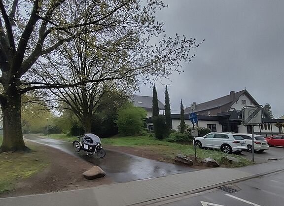Neu gestaltete Einmündung zu Große Straße in Sandweier