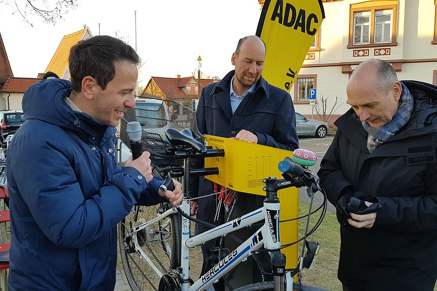 Service-Station 3 Bürgermeister inspiziert Service-Station für Fahrräder