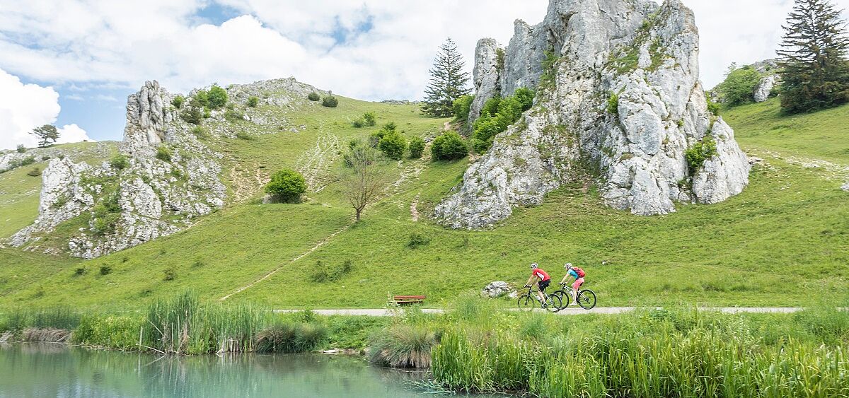 Albtäler Radweg Eselsburger Tal Albtäler Radweg, zwei Radfahrer mit Bergpanorama Eselsburger Tal