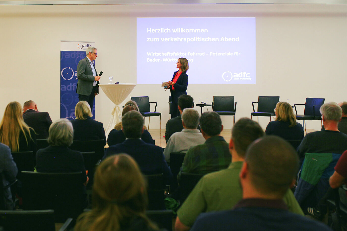 VpA_12 Moderatorin Juliane Langer mit Matthias Zimmermann (ADFC BW)