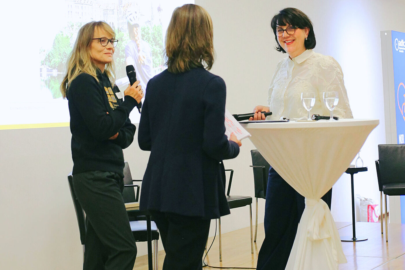 VpA_23 TandemTalk Radtourismus: Juliane Langer (Moderation) mit Dr. Andrea Möller (dwif) & Ursula Teufel (Schwäbische Alb Tourismus)