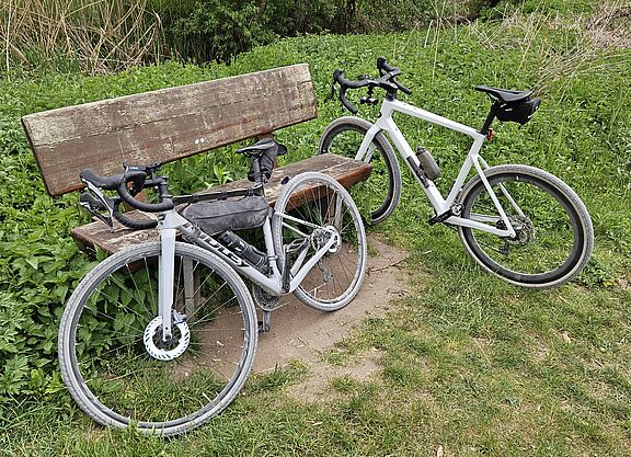 Zwei Gravel Bikes während einer Pause