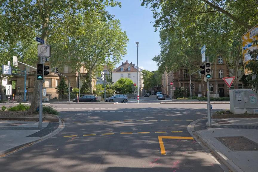 Leopoldstraße/Kriegsstraße Blick aus der nördlichen Leopoldstraße auf die Kreuzung mit der Kriegsstraße