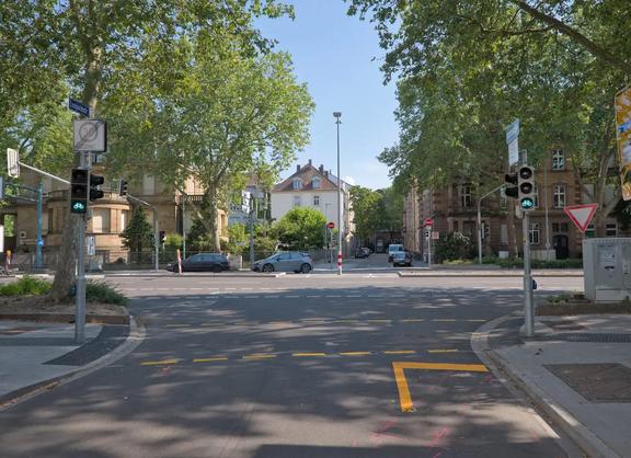 Blick aus der nördlichen Leopoldstraße auf die Kreuzung mit der Kriegsstraße