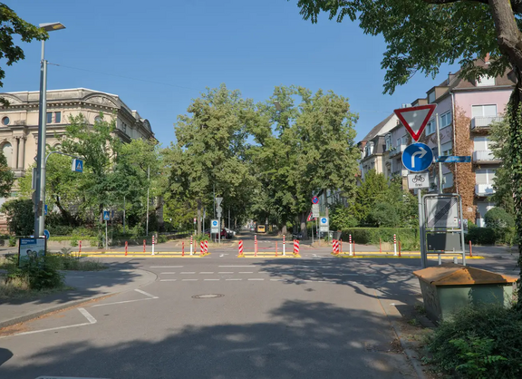 Blick von Westen auf die Kreuzung Reinhold-Frank-Staße/Hoffstraße/Bismarckstraße