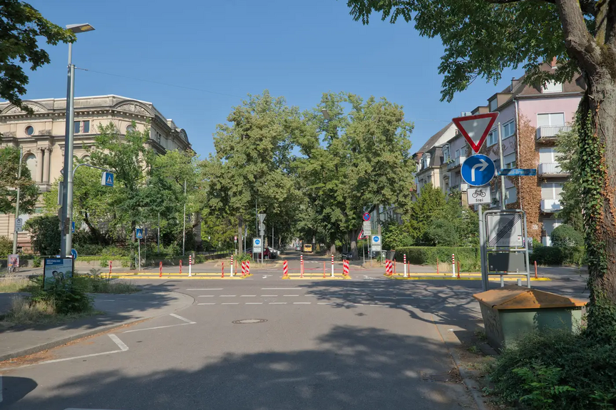 Verkehrsversuch Reinhold-Frank-Str./Hoffstr./Bismarckstr. Blick von Westen auf die Kreuzung Reinhold-Frank-Staße/Hoffstraße/Bismarckstraße