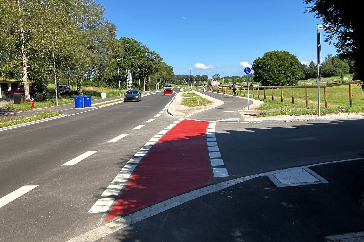 Straße mit abgesetzem Geh- und Radweg