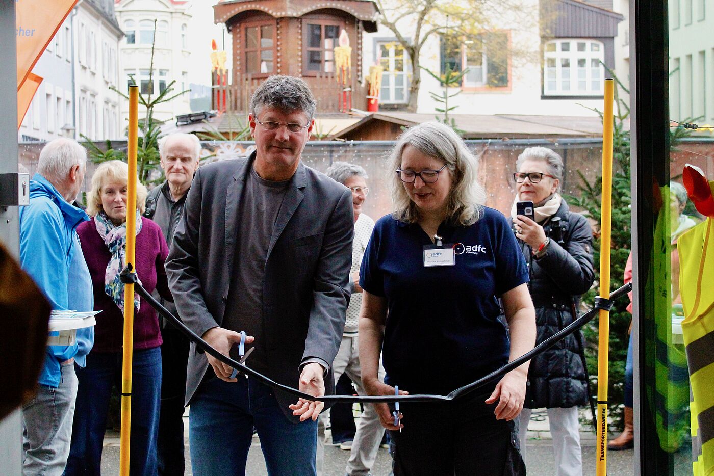 Durchschneiden des Schlauches zur Eröffnung