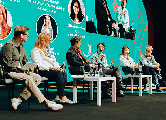 Eine Podiumsdiskussion auf der Velo-city 2025.